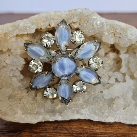 Vintage Light Blue Rhinestone Floral Brooch Silver-tone Metal And Glass Stones - Picture 1 of 7